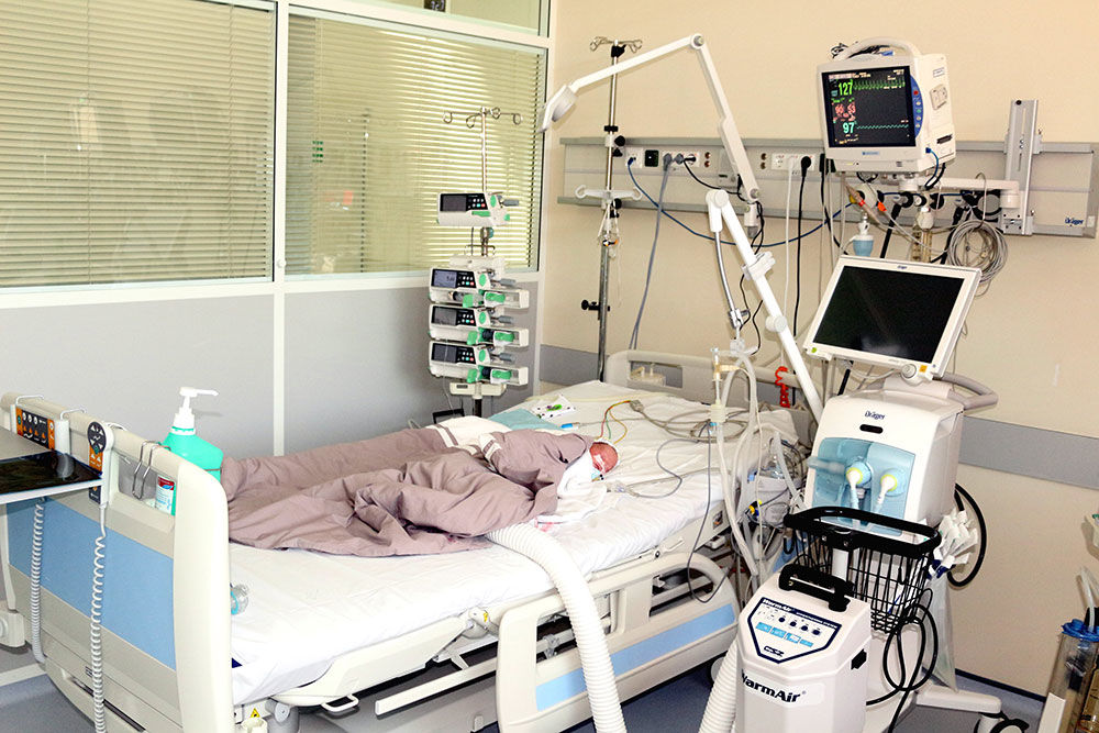 Nou-născuți aflați între viață și moarte, salvați de cardiochirurgi