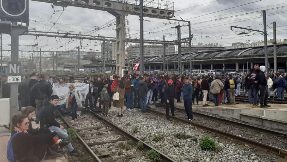 Во Франции в результате забастовке  нарушено движение поездов.