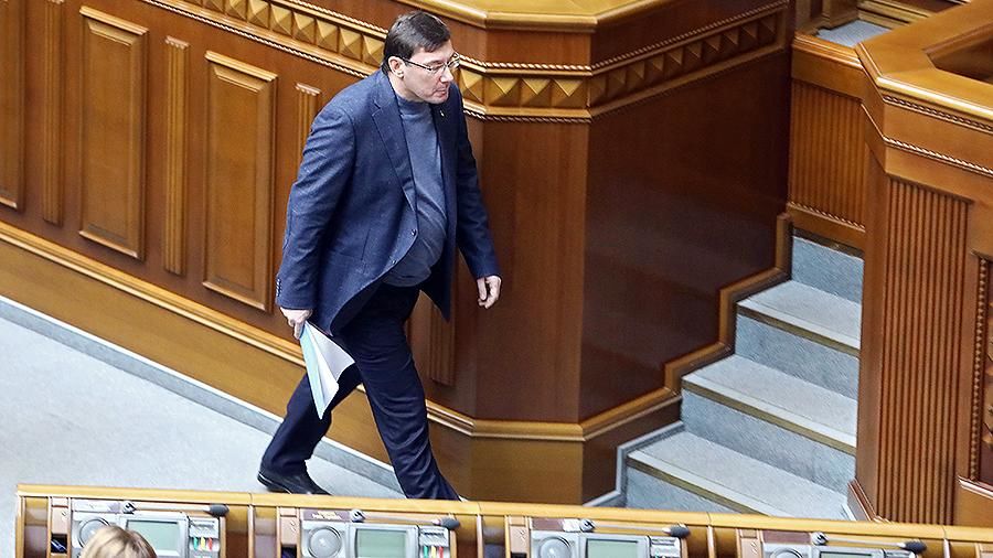 По словам Зеоенского, это касается не только Луценко, но и других чиновников.