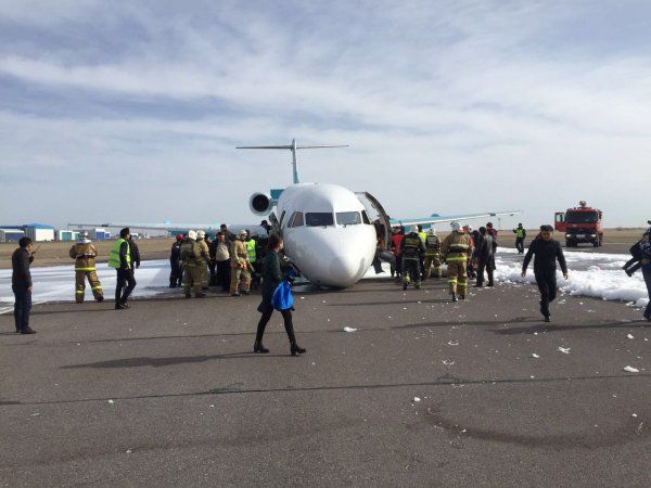 Экипаж самолета казахстанского лоукостера Bek Air, совершившего в Астане аварийную посадку, представят к государственным наградам.