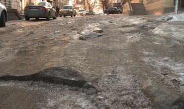 Stradă din Capitală, care are adevărate capcane pentru şoferi. Foto: captură video