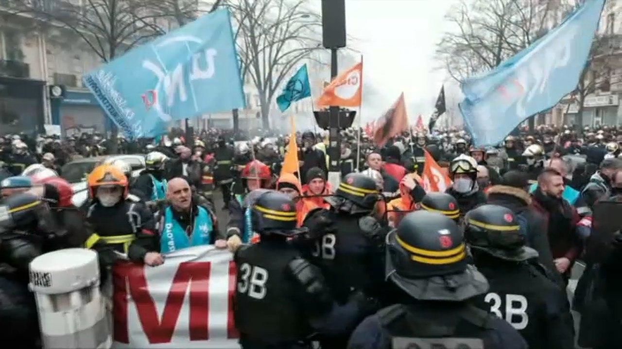 В Париже произошли столкновения протестующих с полицией.