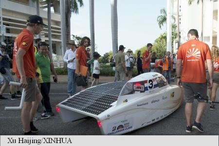50 vehicule electrice alimentate cu energie solară s-au aliniat la start, în Australia.