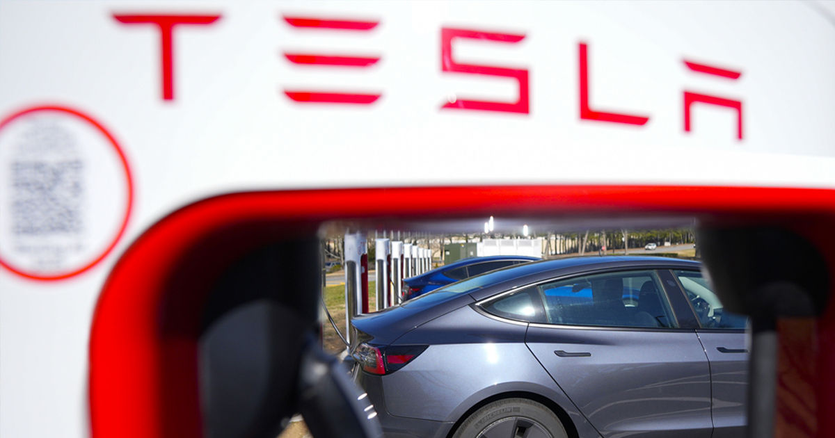 Vânzările de automobile Tesla scad în Europa, dar crește cererea de automobile electrice Volkswagen și BMW.