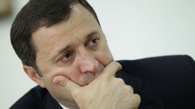 Admin-ul contului lui Vlad Filat pe Facebook nu a rezistat valului de comentarii și înjurături. Foto: basarabia.md