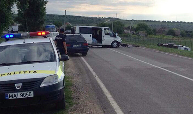 Accidentul dimineții: Un microbuz pe rută cu 11 pasageri s-a răsturnat. Foto: today.md
