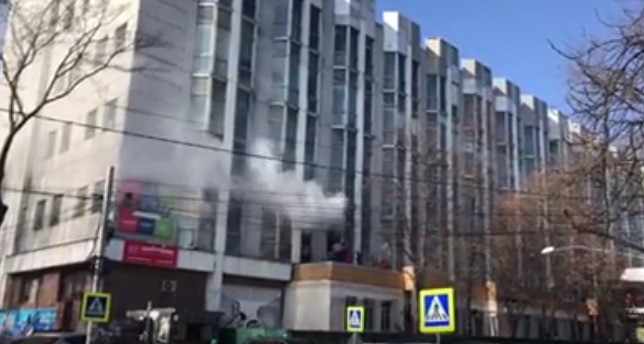 Focul nu a reușit să se extindă, datorită fatului că pompierii au intervenit promt, flăcările fiind localizate în câteva minute.