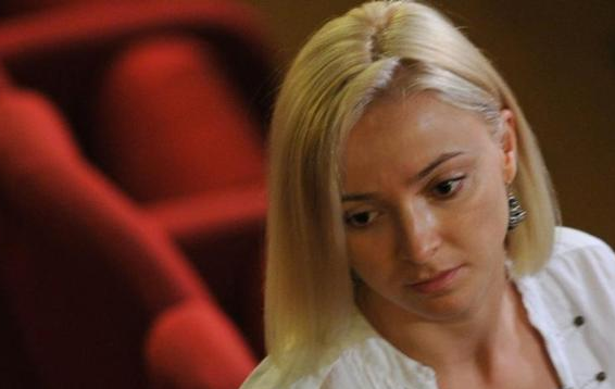 Atunci când un jurnalist a vrut să concretizeze dacă aceasta se afla colo pentru că ar fi fost prietena căpitanului, moldoveanca a spus: „Prefer să nu răspund”.