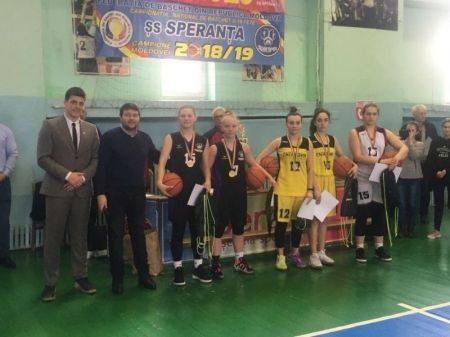 Чадыр-Лунгская баскетбольная команда завоевала серебро чемпионата РМ.
