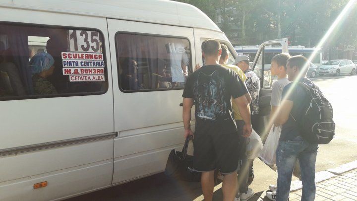 Microbuze care circulă cu ușile deschise pe străzile Chișinăului.