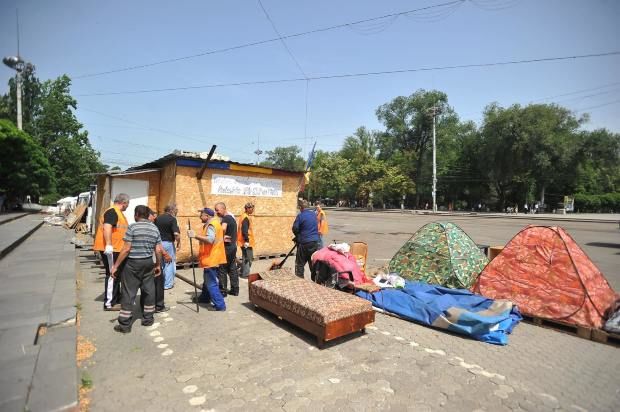 Primăria Chişinău solicită protestatarilor din PMAN să-şi scoată în două săptămâni corturile de pe trotuar. Foto: realitatea.md
