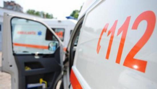 Se zbate între viaţă şi moarte. Un tânăr de 23 de ani din capitală a ajuns în stare gravă la spital, după ce ar fi căzut de la etajul patru al unui bloc din sectorul Botanica.
