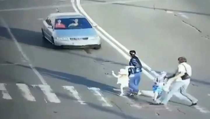 Владелец машины и его спутник попытались удрать, но были пойманы.