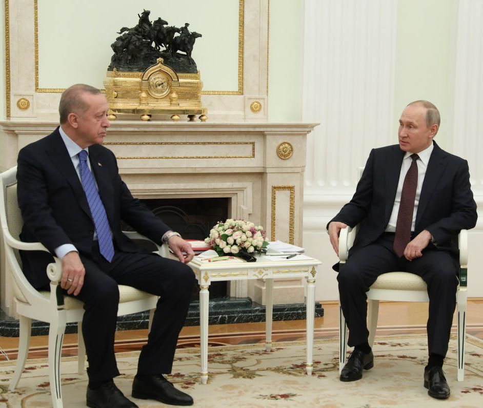 Путин выразил Эрдогану соболезнования в связи с гибелью военных в Сирии.