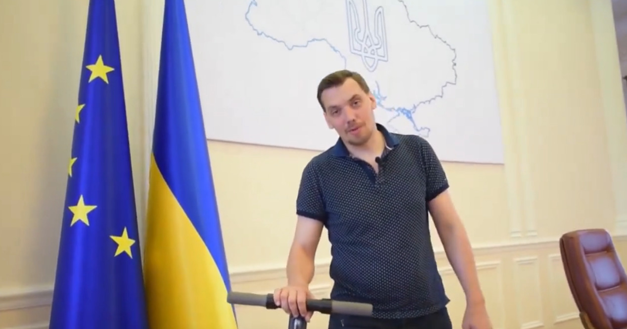 Новый премьер Украины прокатился на самокате по кабмину.