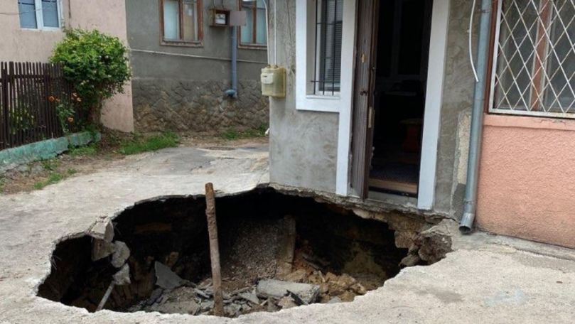 В настоящее время все дома во дворе отключили от газа и водоснабжения. 