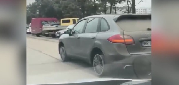 По Кишиневу разъезжал Porsche Cayenne без "резины".