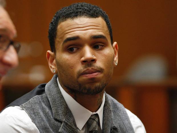 Chris Brown are din nou probleme cu legea. Rapperul şi unul dintre agenţii săi de securitate au fost arestaţi la Washington.