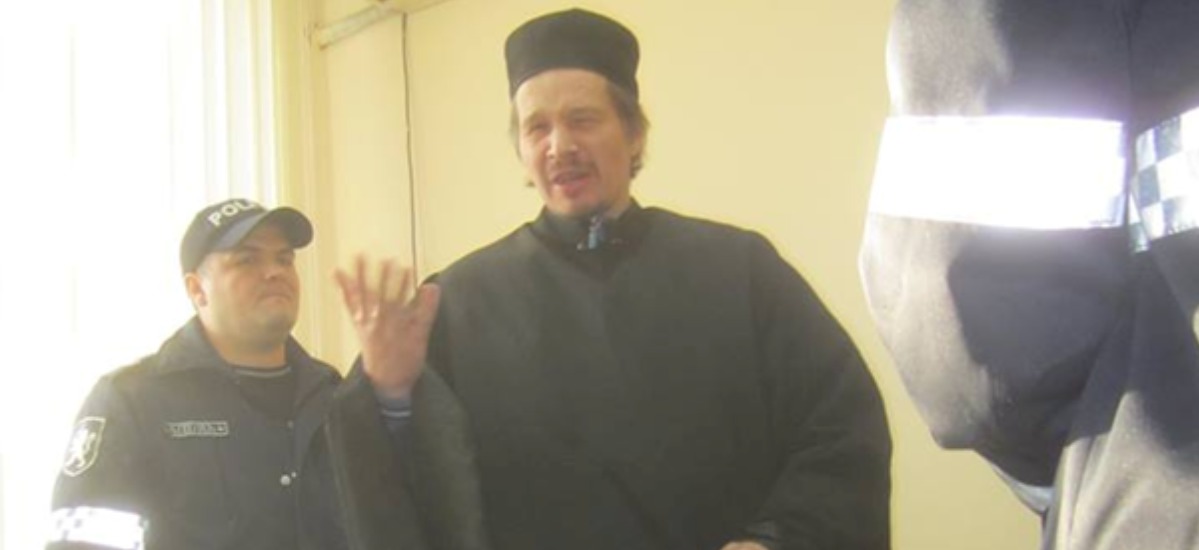 Un individ, condamnat pentru tâlhărie, este judecat pentru escrocherii în numele Domnului.