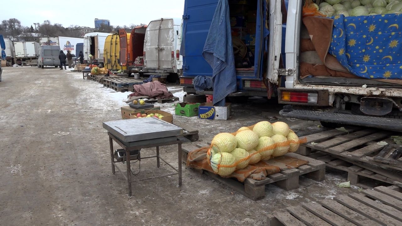 В Бельцах из-за морозов рынки почти опустели.