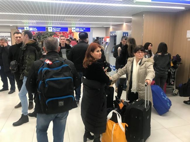 Десятки пассажиров рискуют застрять в аэропорту на несколько дней.