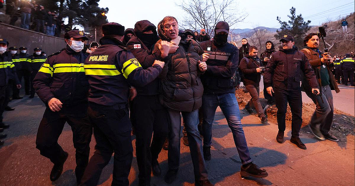 Poliția a reținut zeci de protestatari la Tbilisi.