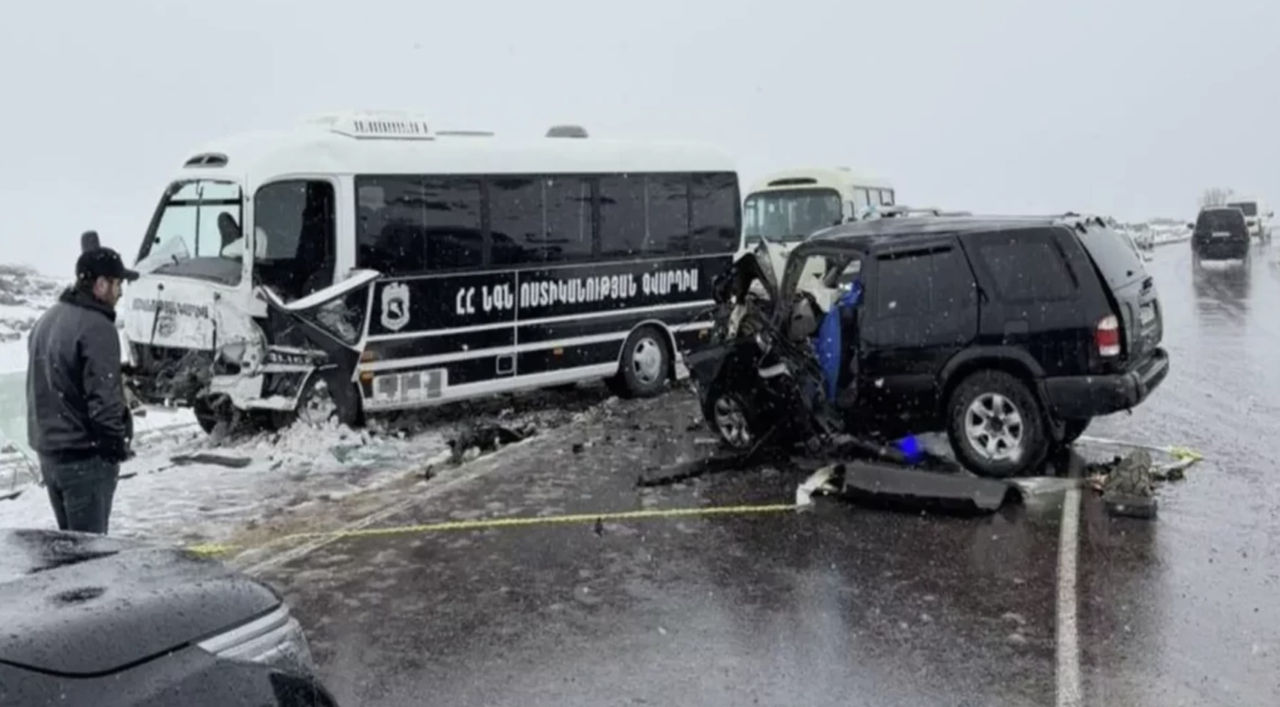 Служебный автобус сопровождения Пашиняна попал в ДТП: один человек погиб.