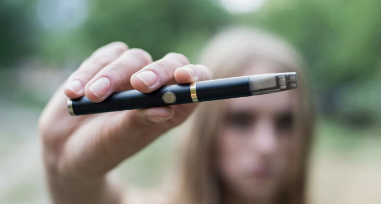 Власти бьют тревогу: электронные сигареты набирают популярность среди подростков.