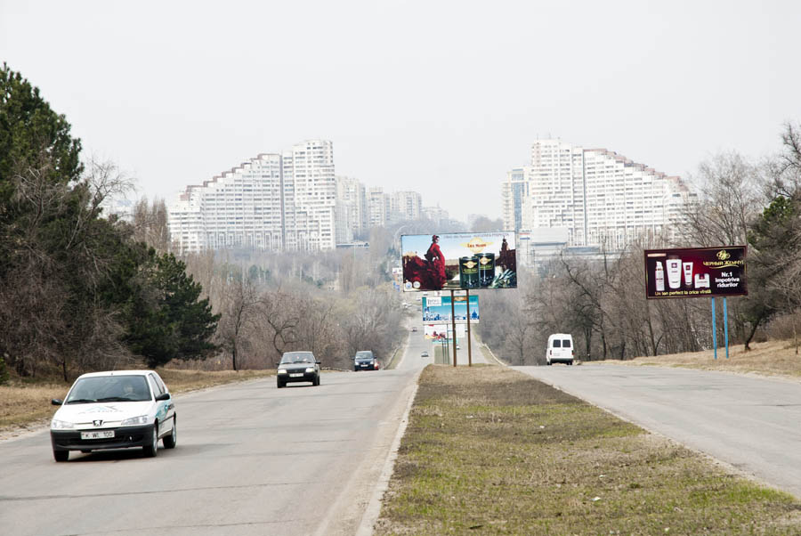 Pentru depăşirea vitezei de circulație de la 10 la 20 km/h, amenda constituie 400 de lei.