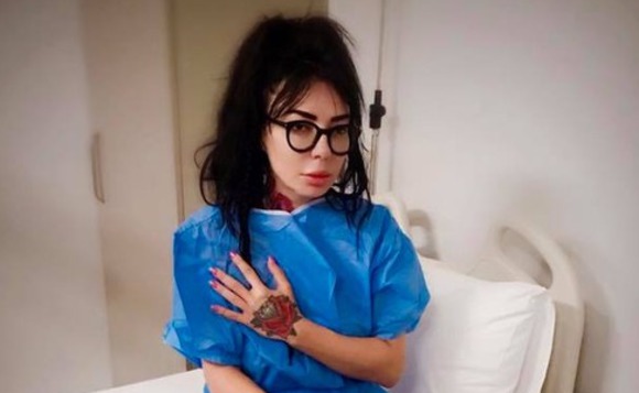 Dj Wanda, prima apariție publică de la externare. E palidă și abătută. Foto: click.ro