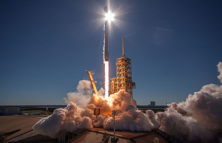 Ракета Falcon 9 с десятью спутниками связи стартовала с базы в Калифорнии.