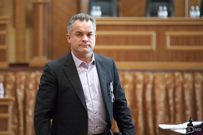 Publika.md aminteşte că, ieri, Vlad Plahotniuc a anunțat că se retrage din Parlament şi renunță la mandatul de deputat invocând mai multe motive.