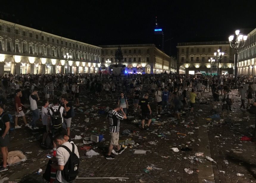 200 de răniți, la Torino, în timpul finalei Ligii Campionilor, după ce un fan a anunțat în glumă că a gasit o bombă. 