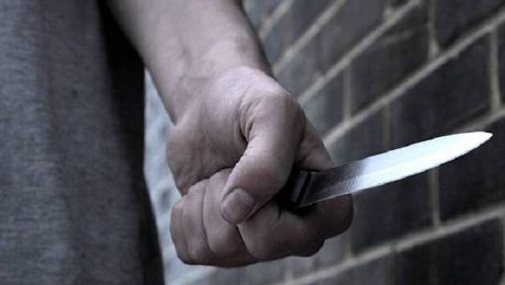 Un bărbat a fost atacat în stradă în plină noapte.