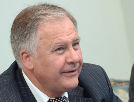 Родился он в России, в городке Каргаполье, в семье депортированных из Бессарабии.