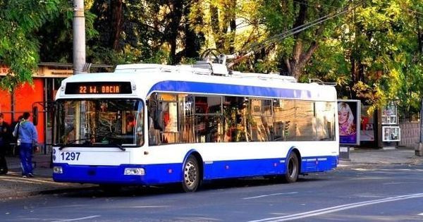 В столице пассажир выпал на ходу из троллейбуса.