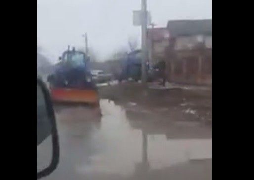 В Кишиневе дороги «латают» посреди луж и снега.