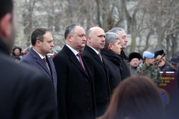 Додон, Канду и Филип возложили цветы к памятнику «Скорбящей матери» на мемориальном комплексе «Вечность».