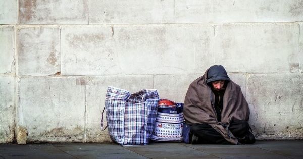 Cetățenii, îndemnați să doneze bani și pentru oamenii fără adăpost