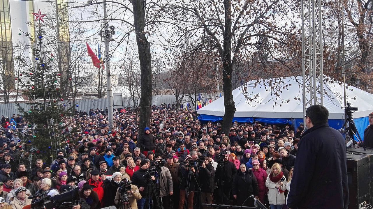 В акции протеста «Нашей Партии» у парламента участвуют тысячи манифестантов.