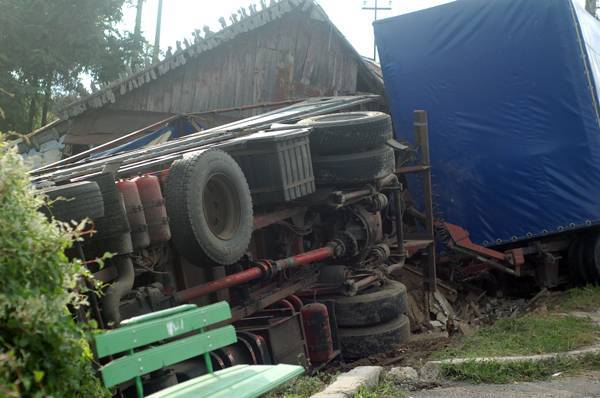 Un TIR înmatriculat în Republica Moldova s-a răsturnat peste o casă în localitatea Huși, județul Vaslui.