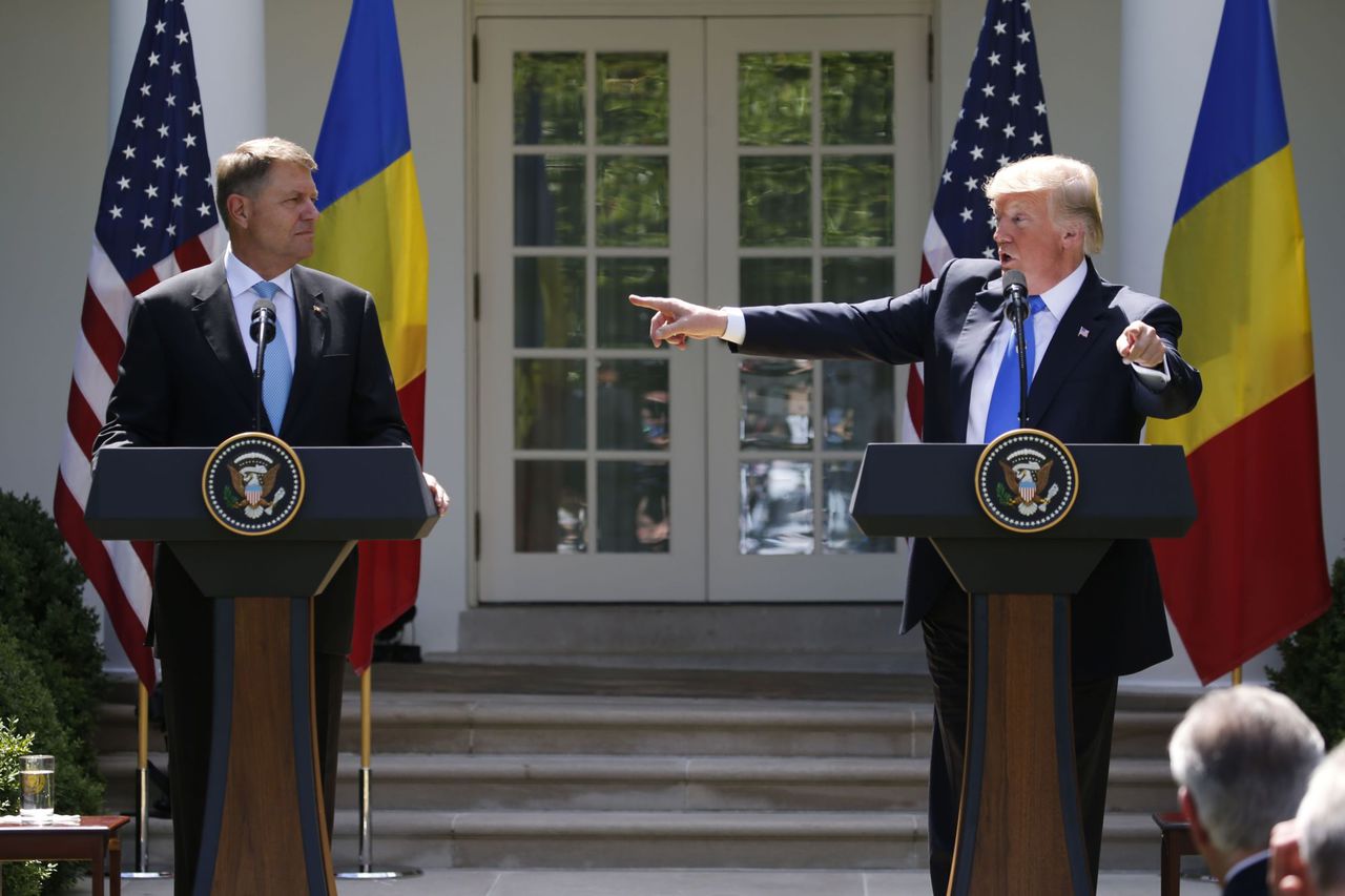 Трамп также похвалил Румынию за то, что она повысила свои оборонные расходы до уровня в 2% от ВВП.