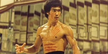 Bruce Lee de Iași: Un bărbat a bătut întreaga conducere a unei primării.