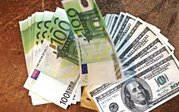 Dolarul a scăzut cu doi bani şi are un curs oficial de 19 lei şi 27 de bani.