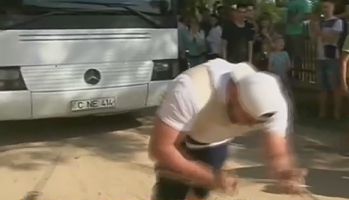 Присутствующие смогли увидеть самого сильного человека Молдовы - Родиона Сукмана, который сдвинул с места 18-тонный автобус на 10 метров.