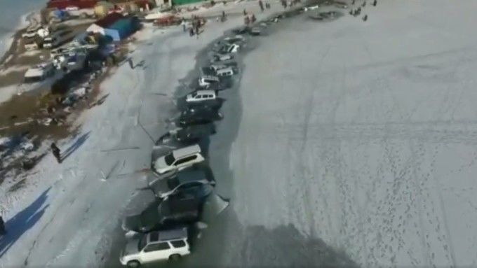 Во Владивостоке провалились под лед около 30 автомобилей рыбаков.