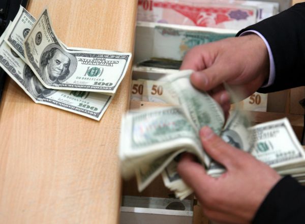 Напуганные люди с ужасом думают о завтрашнем дне.