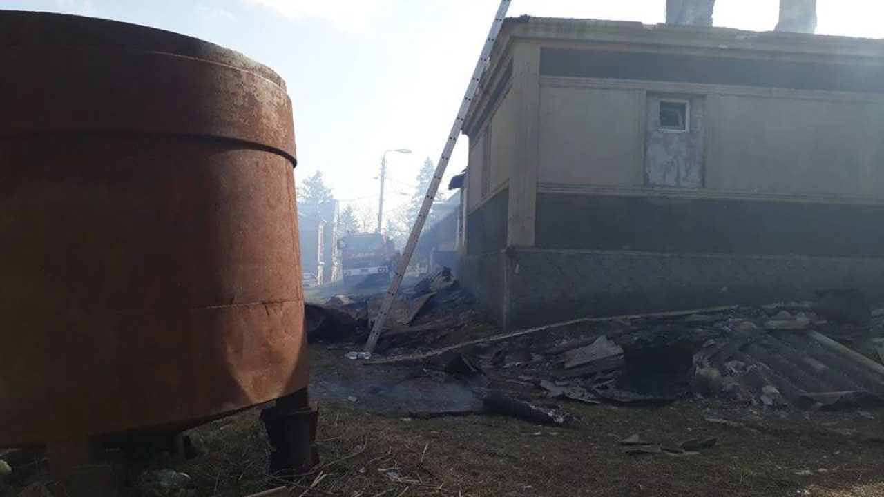 Огонь вспыхнул в пристройке, в которой хранились дрова, зерно.