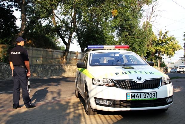 Oamenii legii, făcuți cu ou și oțet de un bărbat beat pulbere. Foto simbol: facebook