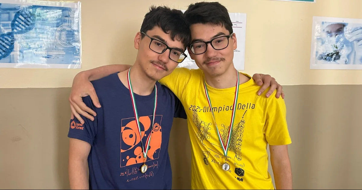 Doi frați gemeni din Moldova, medaliați cu aur la Olimpiada națională la matematică din Italia.